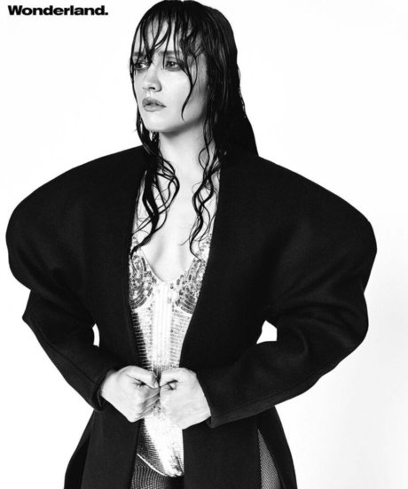 Olivia Cooke nude model picture