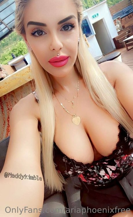 ariaphoenixfree naked actress pictures