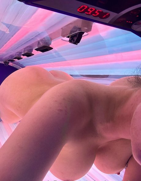 ariaphoenixfree high quality actress pictures