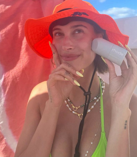 Hailey Baldwin Bieber nude star photos