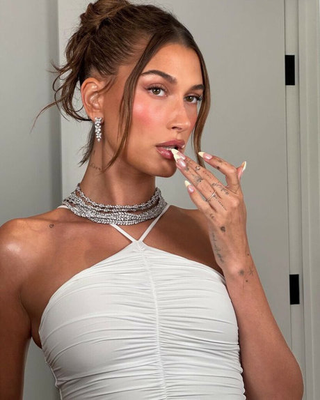 Hailey Baldwin Bieber star art galleries