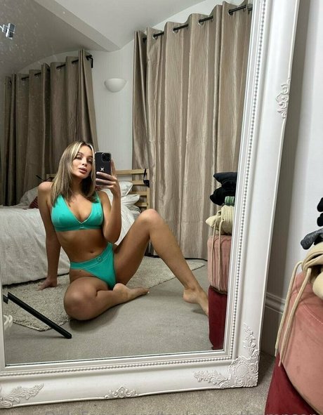 taylormaythompson model nude image