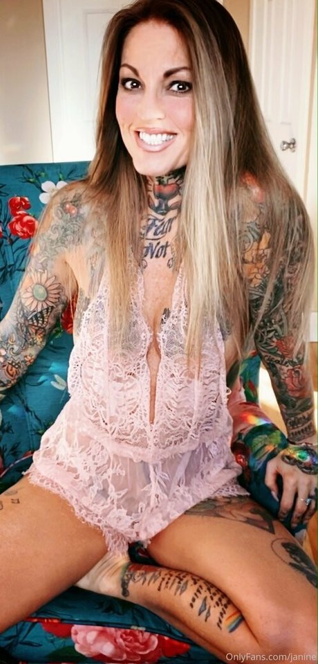 janine adult model img