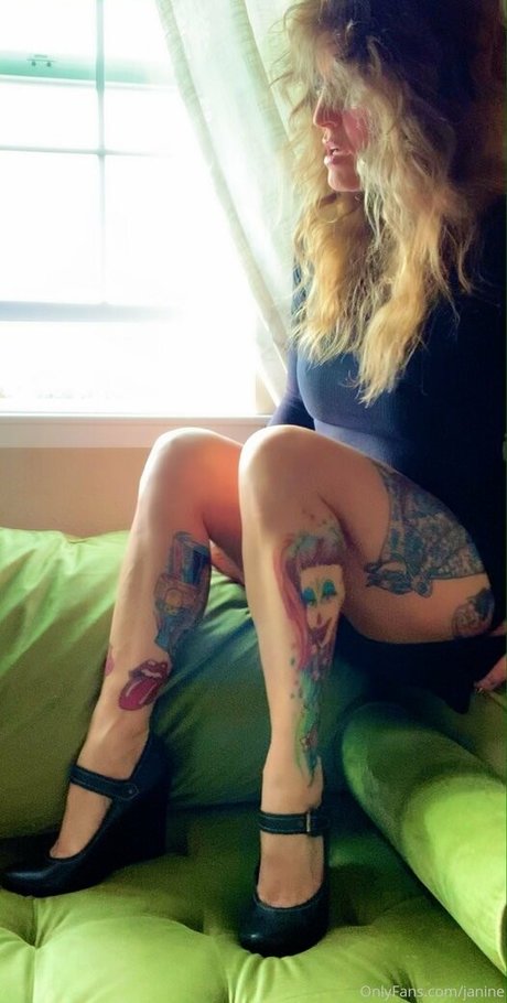 janine hot model pic