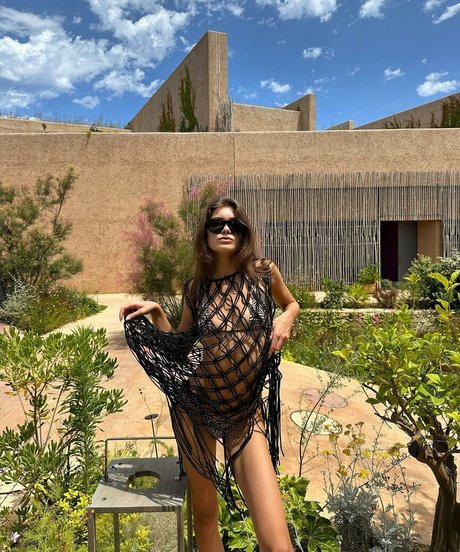 izemnb model nude picture