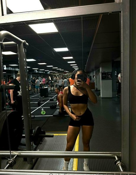 hot dakota nice actress pic