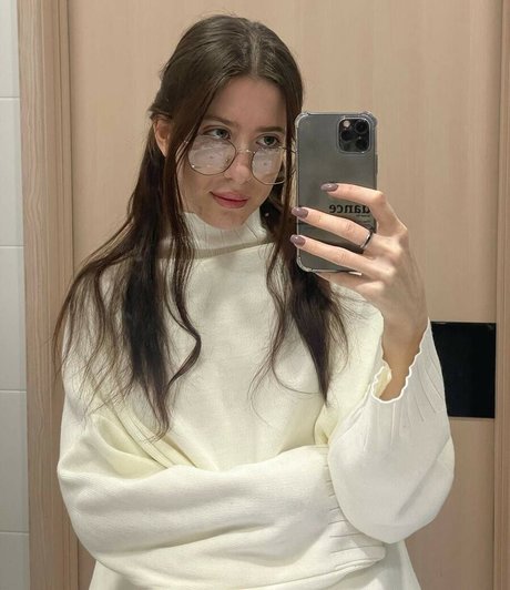 miareeed erotic actress image