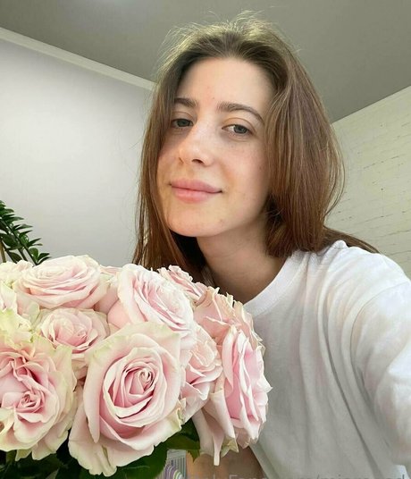 miareeed xxx model image