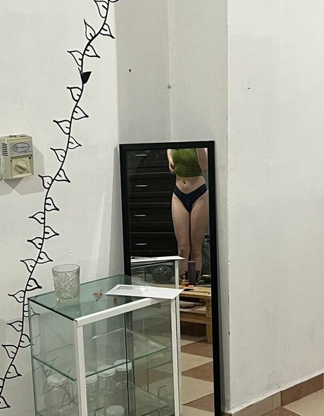 Abicita a naked model image