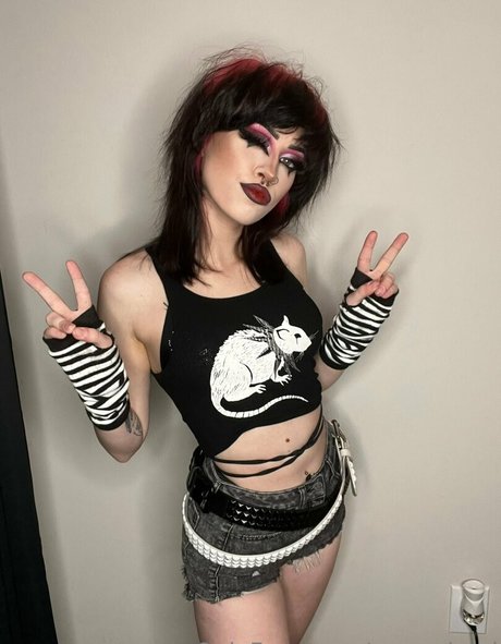 emundead model hot pic