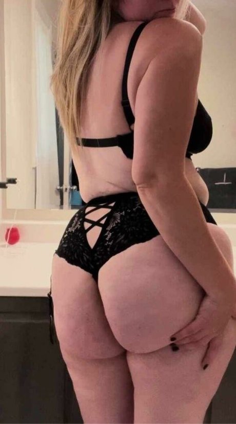 MissesP model xxx image