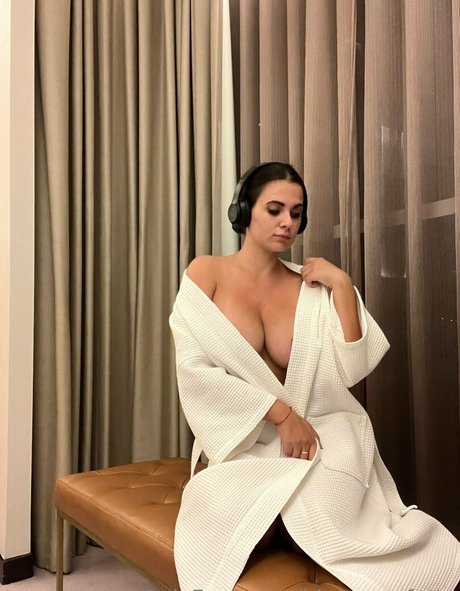 Fiona Bones adult model image