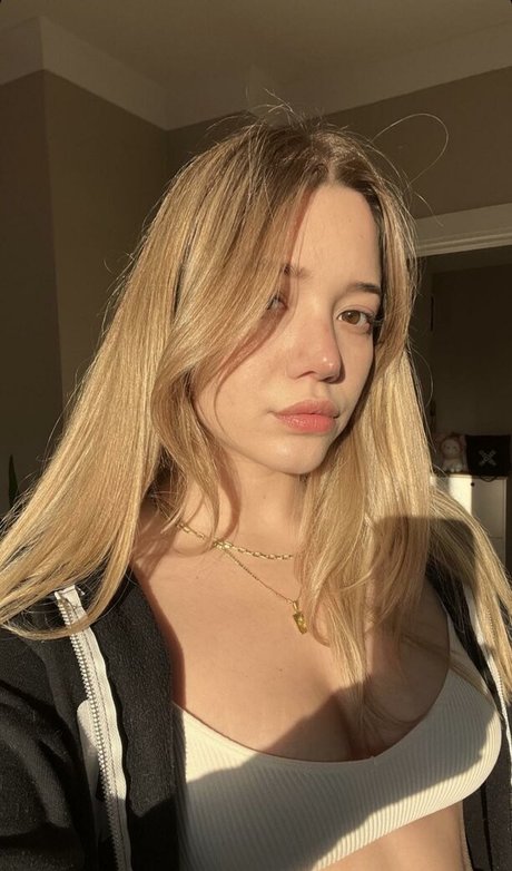 miafitz model top pic