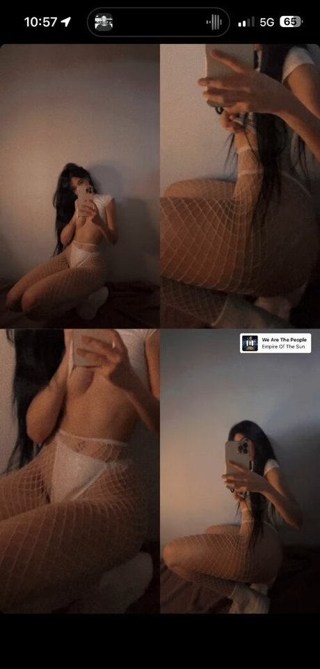 shefoekeeps naked model image