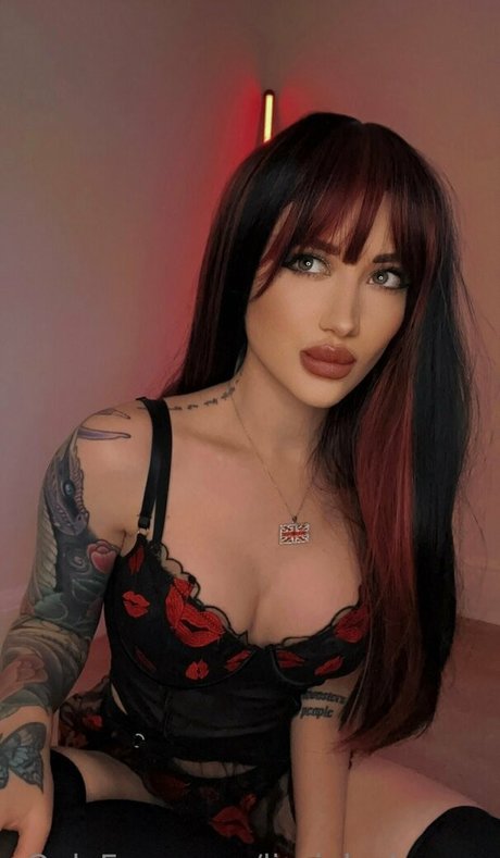 Lizzie Le Strange erotic model img