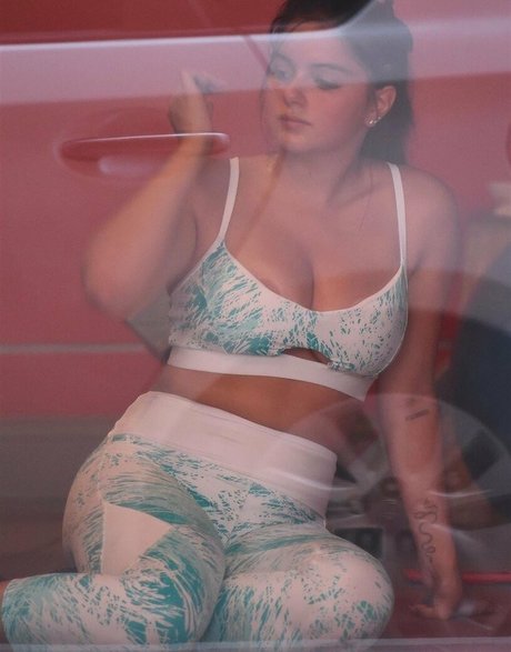 Ariel Winter free model images