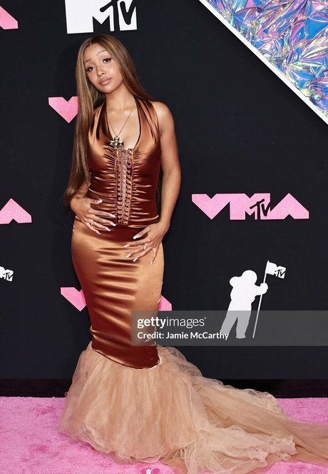 PinkPantheress star erotic galleries