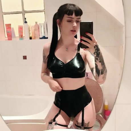 missdellavigne top actress pics