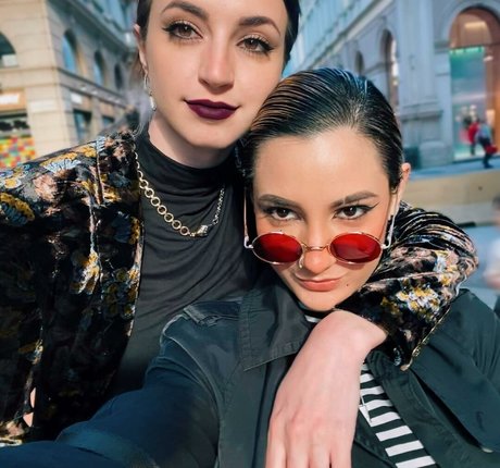 Ohnips model nude picture