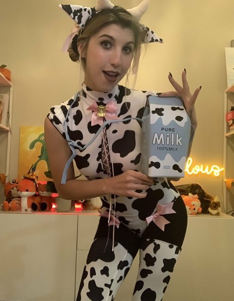 FrivolousFox ASMR model high quality img