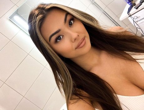 MichelleR model free photos