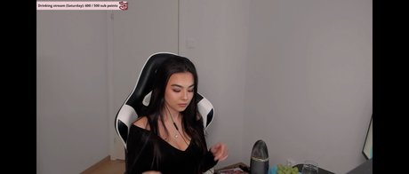 MichelleR star hot image