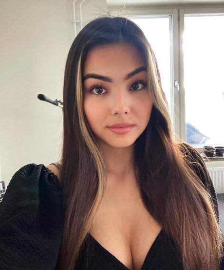 MichelleR pornographic model archive