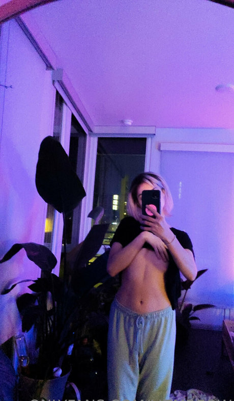 Lizmreow nude model pics