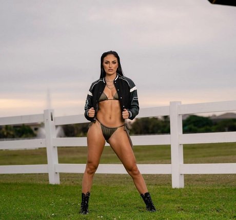 Sonya Deville model photo