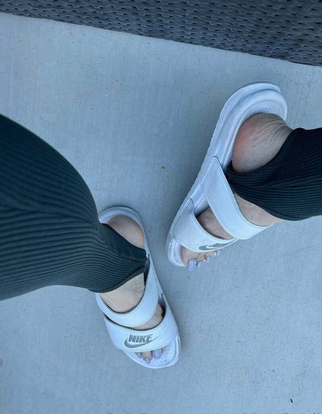 goddessfendi model sexy photo