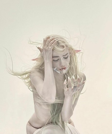 Grimes naked model pic