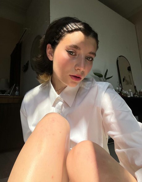 alazeya model nude picture