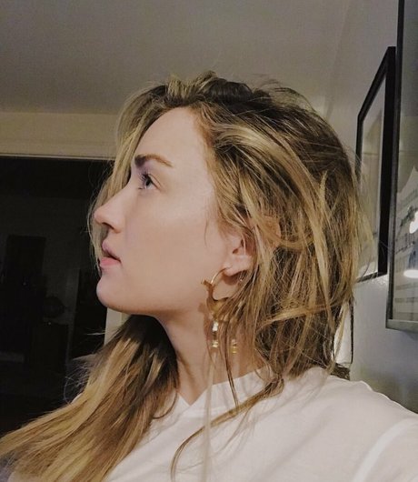 Ashley Johnson exclusive star img