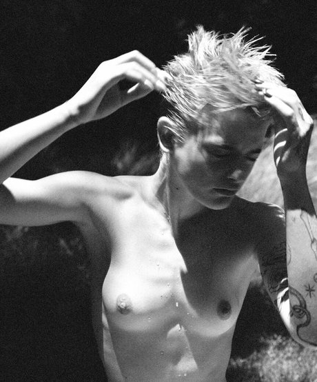 Esther Rose McGregor xxx model gallery