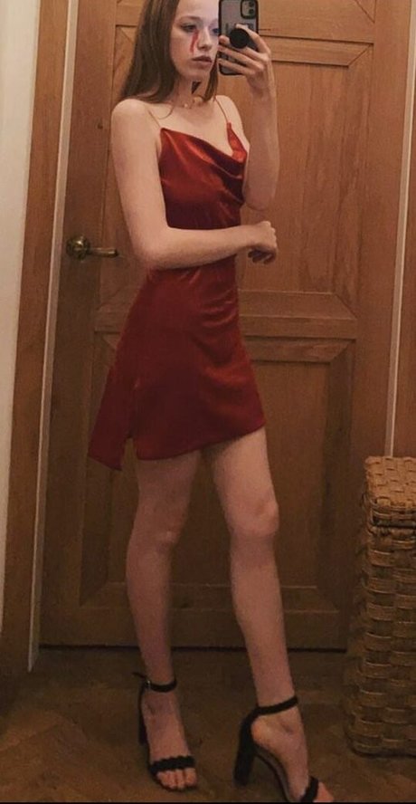 Amybeth McNulty model hd photo