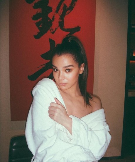 Hailee Steinfeld model nice pictures