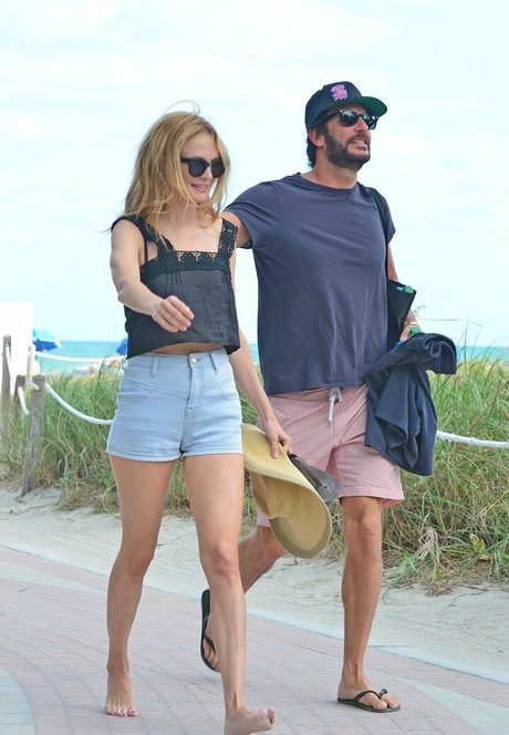 Heather Graham naked model img