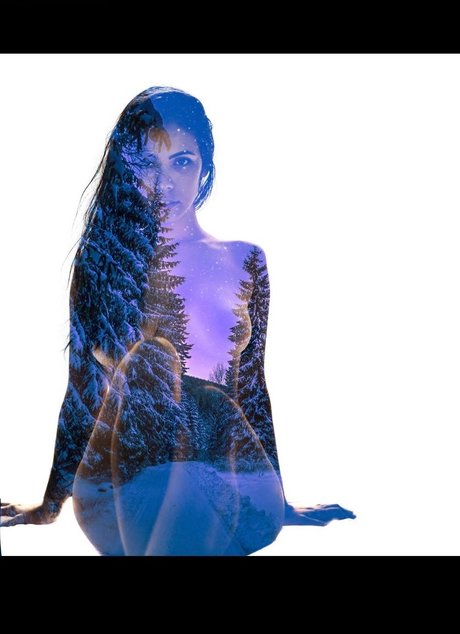 Luna Bloom adult model pic