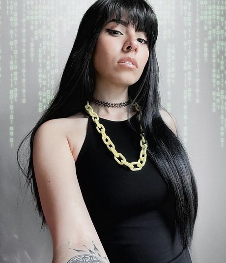 Luna Bloom model pretty pic