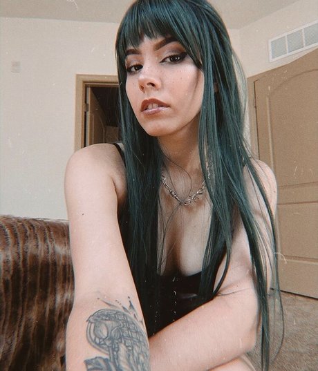 Luna Bloom nude star img