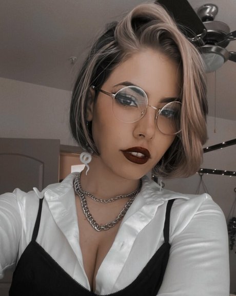 Luna Bloom pretty pornstar images