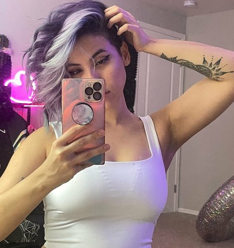 Luna Bloom top star archive