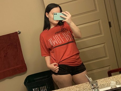 SylveeVT model pretty image