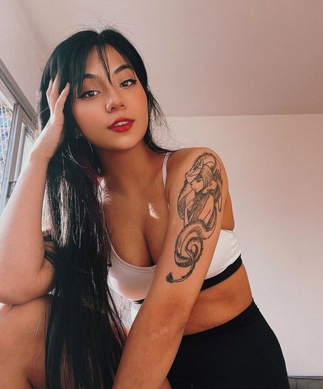 Jojotshy naked model photo