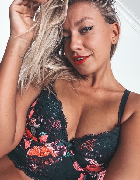 Amy Love naked model pic