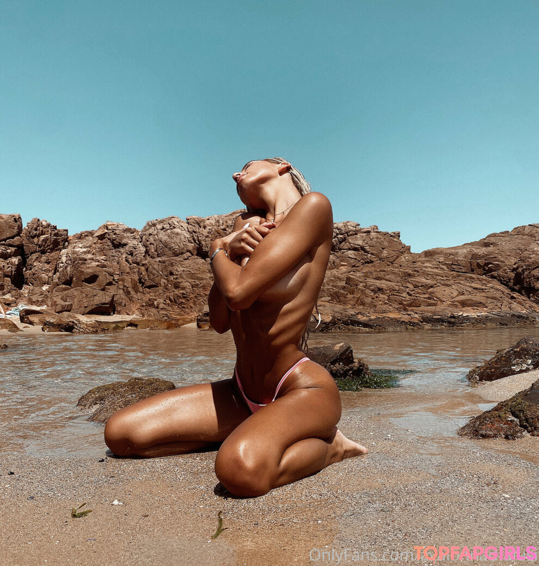 Avalon Nadfalusi art model img