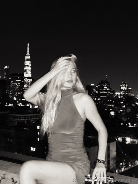 Aliceredlips xxx actress photo