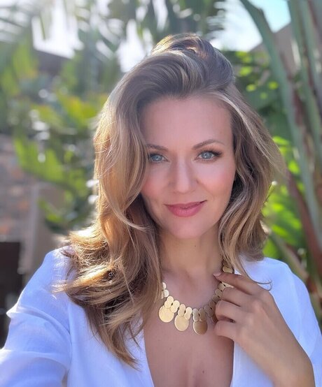 Ella Endlich nice star picture