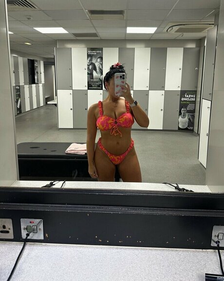 Tameralouchia model nude picture