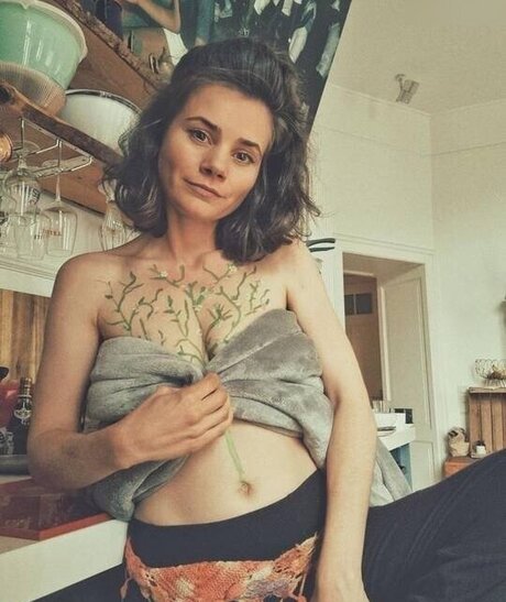 Joyce Ilg nice actress pic